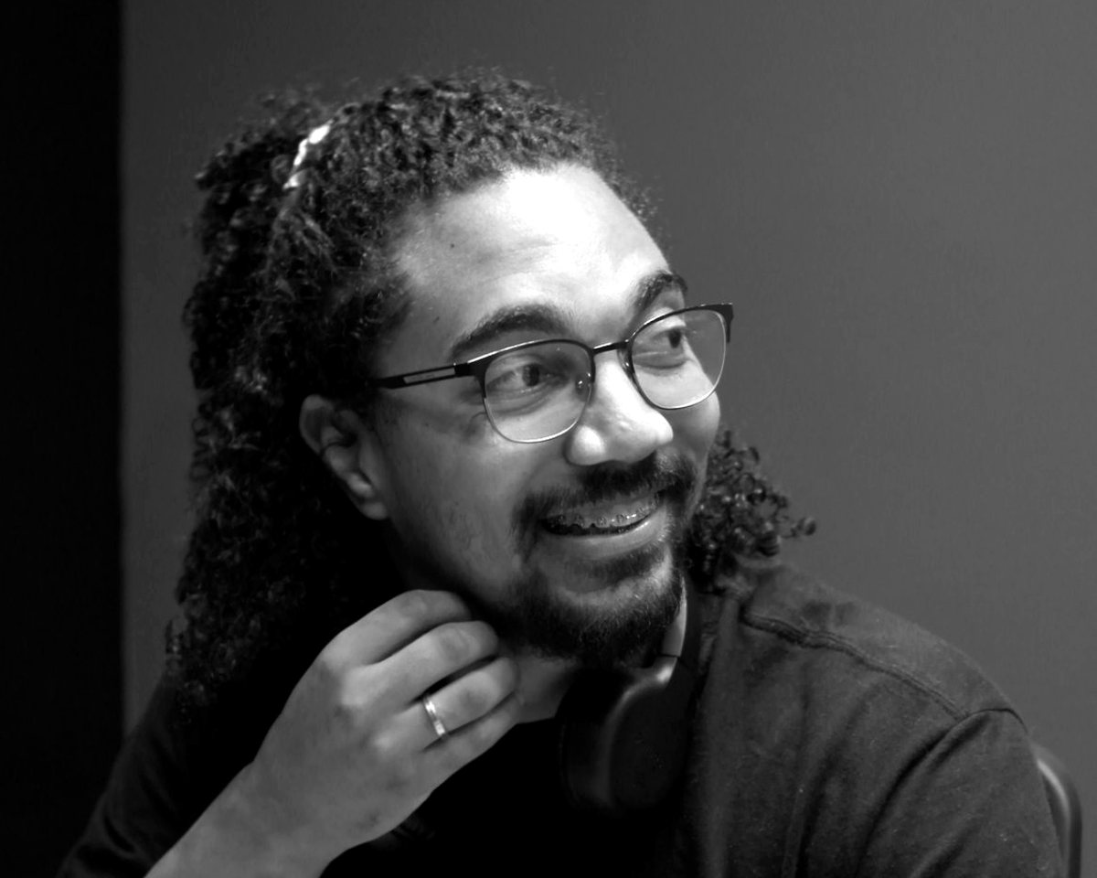 Kayto Beraldo sorrindo, em preto e branco